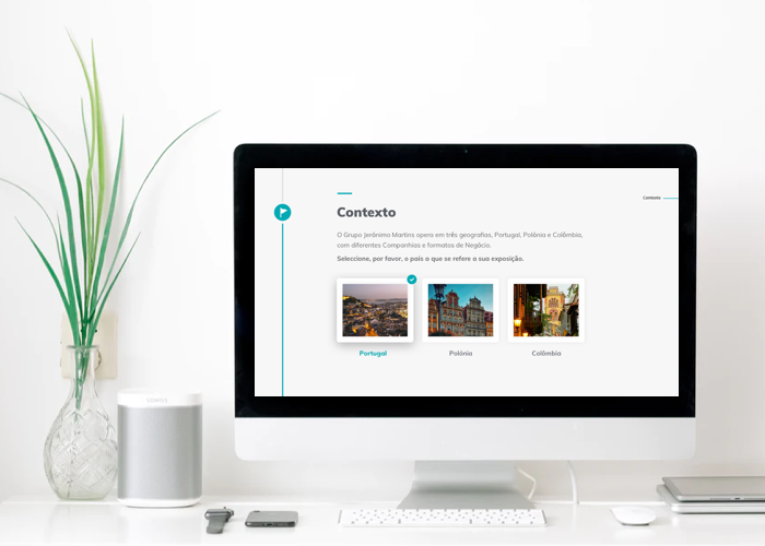 Um computador de secretária a exibir este site no ecrã.