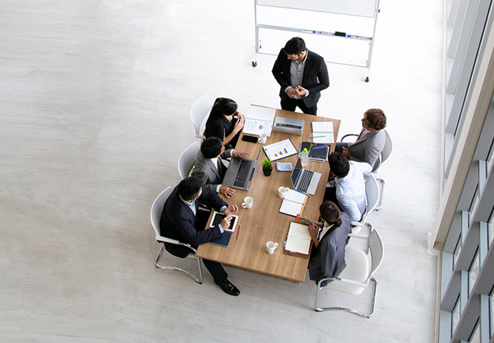 Uma equipa de profissionais a participar numa reunião