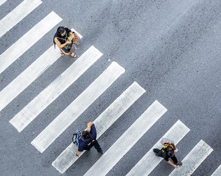 Pessoas a andar na faixa de pedestres
